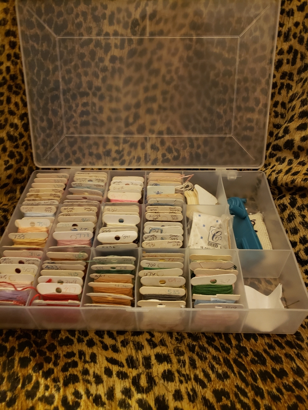 Vintage Embroidery Floss & Storage Organizer Lot 96 Bobbins - Picture 3 of 11